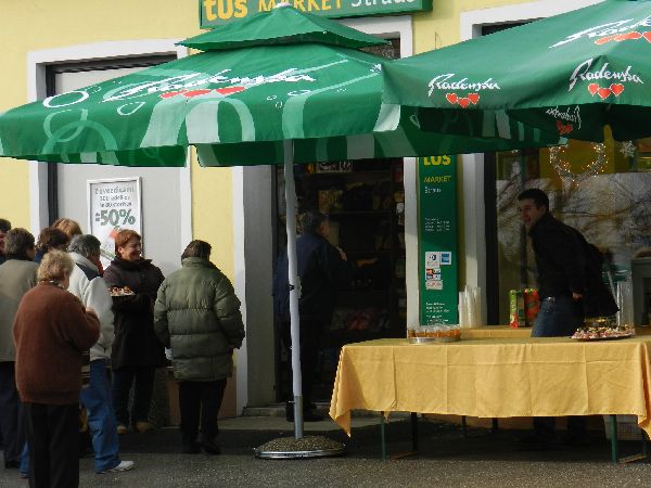 Nov Tušev market Štrausovih