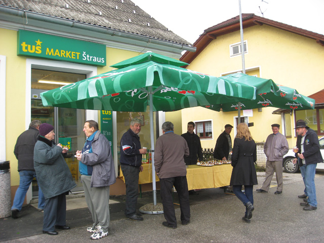 Nov Tušev market Štrausovih