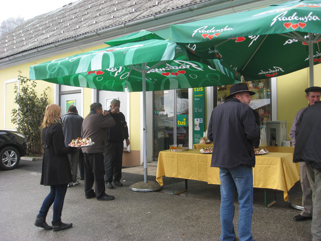 Nov Tušev market Štrausovih