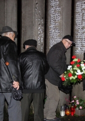 Polaganje venca pri spomeniku izgnancem (3)