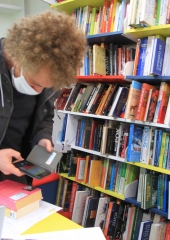 Potujoca-knjiznica-tudi-na-Bizeljskem-2020-11