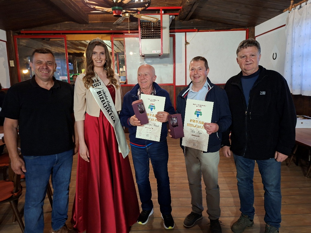 Zmagovalca v kategoriji beli bizeljčan PTP – Vinogradništvo SUMRAK in klet NUJEC s podeljevalci